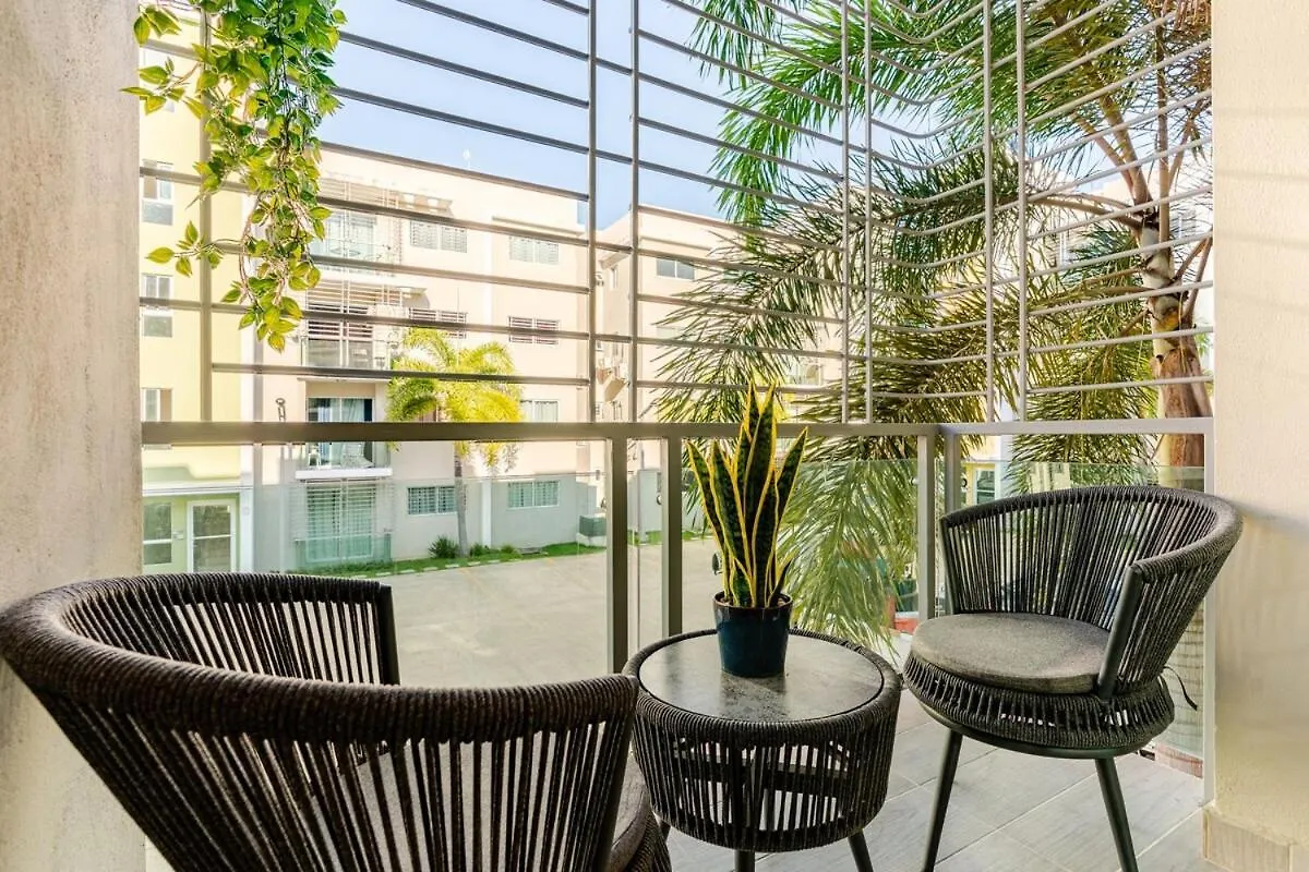 圣地亚哥洛斯卡巴Chic Urban Retreat With Pool, Gym, & Free Parking公寓